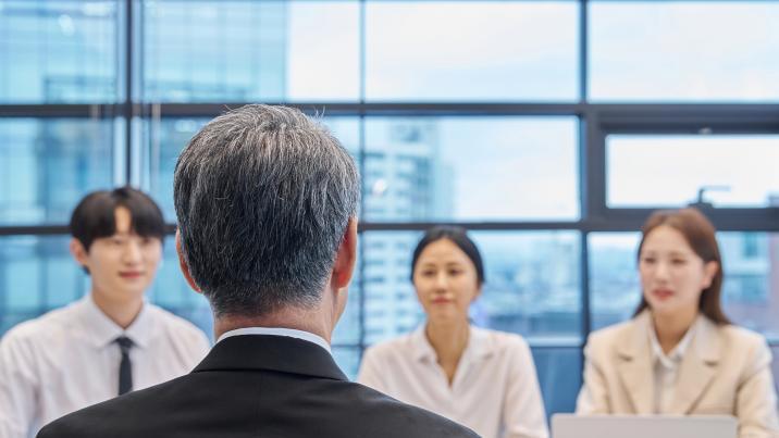 고령자 재취업, 직종 바뀌면 월급 절반까지↓…‘경력 초기화’