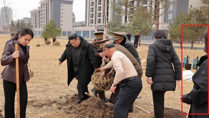 北 나무심기 행사서 고위간부 ‘명품 패딩’…애국 메시지와 괴리