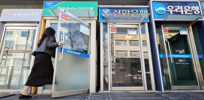 불황형 대출 급증에… 중저 신용자, 규제 제외 검토
