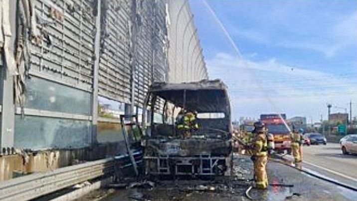 고속도로 달리는 버스서 불…운전기사 등 28명 대피