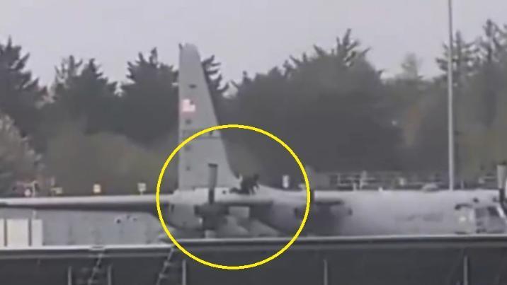 1100억짜리 美공군기를 도끼로 ‘퍽퍽’…아일랜드 공항 침입자 체포