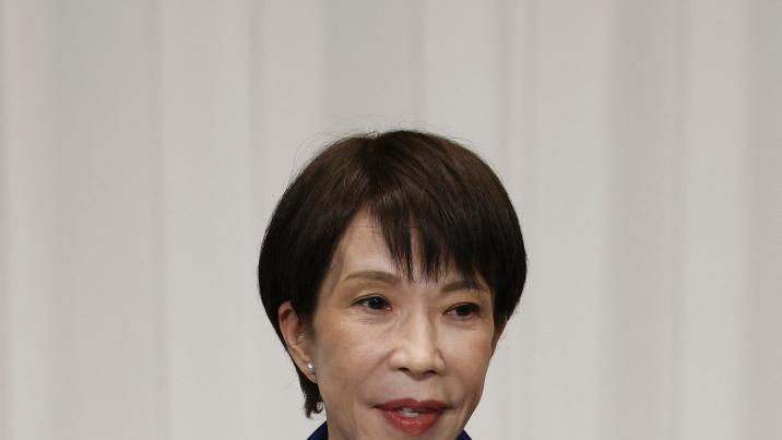 다카이치 “기미가요 제창, 뭐가 문제냐” 논란