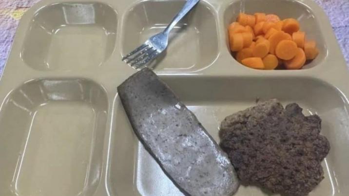 최강 해군이라더니…美항모 식단, 오래된 가공육에 당근 조각들