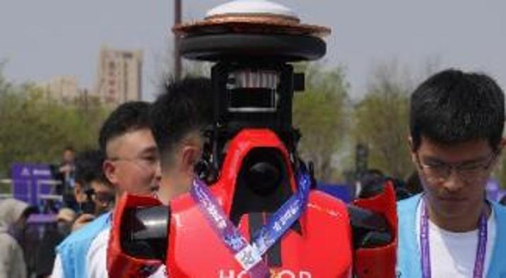 中 로봇, 하프마라톤서 인간 뛰어넘어…21km 구간 50분대 완주