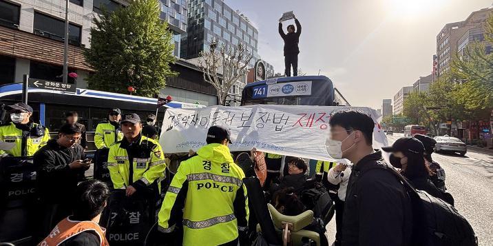 전장연, 출근길 버스지붕 위 시위… 도심 교통 일시 마비