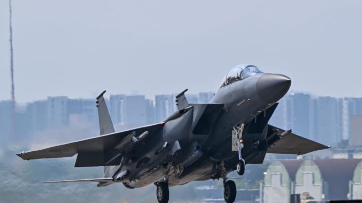 조종사 ‘인생샷’ 찍으려, F-15K 뒤집기 비행중 충돌