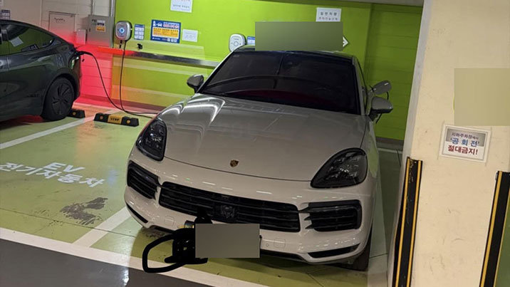 충전선 끌어와 일반 주차구역서…‘포르쉐 PHEV 빌런’ 논란