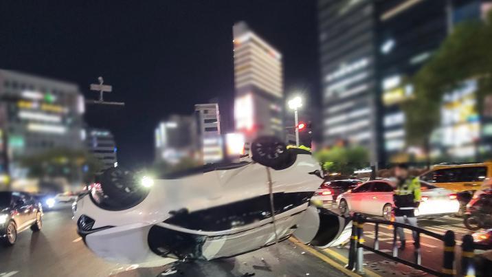부산 연산교차로서 승용차끼리 충돌해 1대 전복…2명 경상