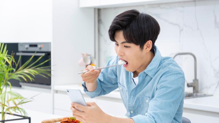 “한국서 혼밥하려다 두 번 퇴짜”…CNN이 본 ‘1인 식사 트렌드’