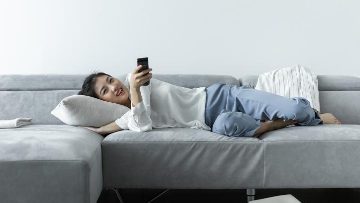 ‘불금’엔 ‘비행기 모드’ ON…“사람 만나는 게 피곤하다”