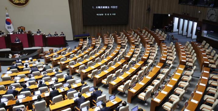 與 “불법계엄 두둔하며 개헌 방해” 국힘 “선거앞 정략적 추진 안돼”