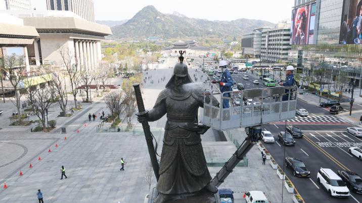 망치로 광화문 이순신 동상 파손 시도 40대, 경찰에 한 말이…