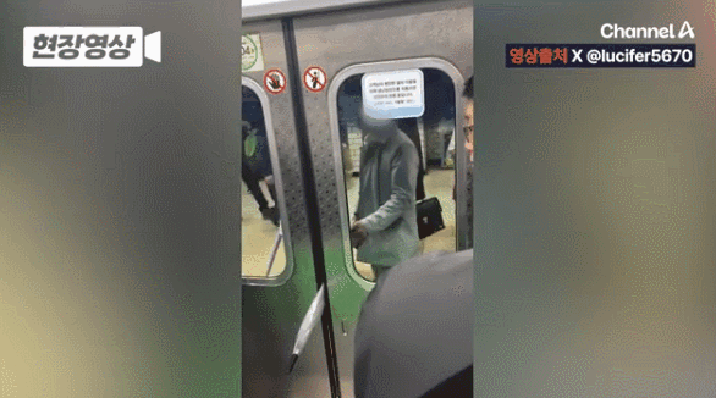 지하철 출입문에 우산 밀어넣고 ‘대치’…기관사의 대처는?