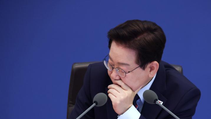 李, 수색 총력 지시했는데…국무회의 도중 주왕산 초등생 사망 비보
