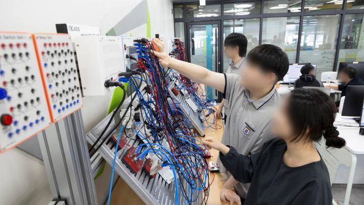 “졸업 후 삼성전자·SK하이닉스 갈래요”…반도체 초호황에 반도체고교 뜬다