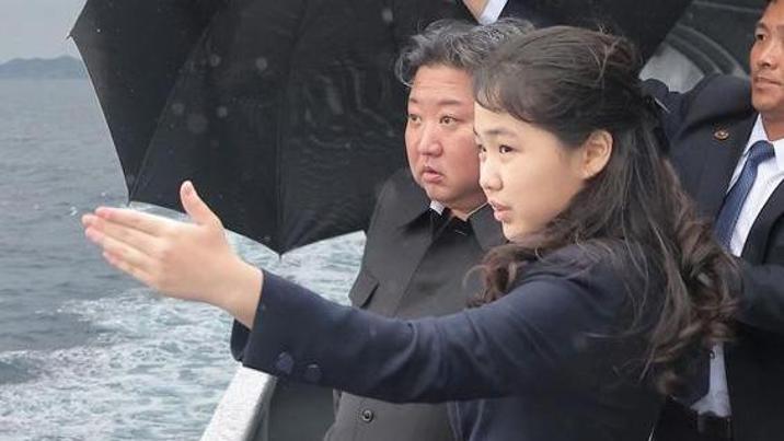 주애, 김정은보다 앞서고 손으로 가리켜…北 후계서사 강화 의도