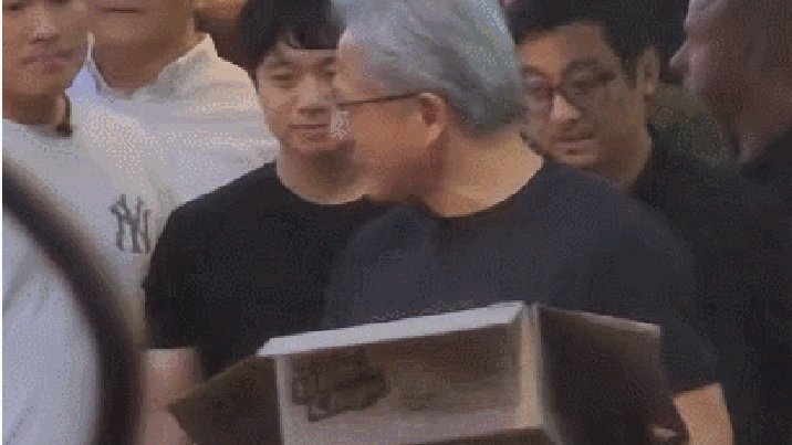 젠슨 황이 나눠준 과자 뭐길래…판매 766% 늘었다