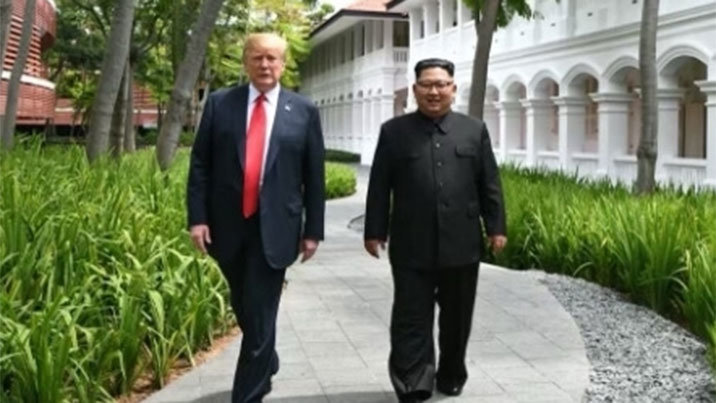 트럼프, 뜬금 김정은과 찍은 사진 게재…이란 종전 국면에 왜?