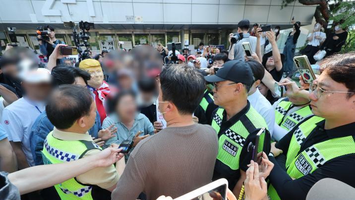 잠실 시위대·경찰 대치…“체육회 업무 차질” 강제진입 가능성