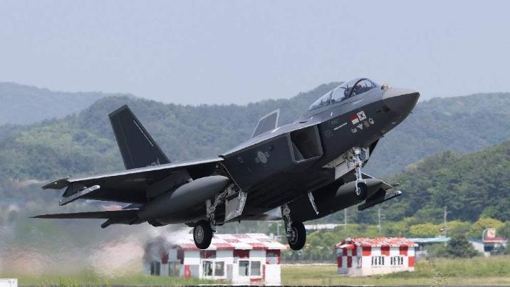 “KF-21 비행안정성 최종 공인…745개 항목 모두 충족”