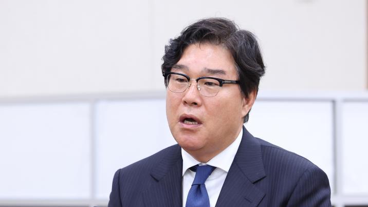김성태, ‘해외 도피’ 두고 “소낙비는 피하라며” 이화영 향해 고성