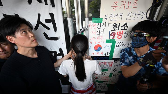 경찰, 잠실개표소 진입 홀로 막은 여성 수사 착수