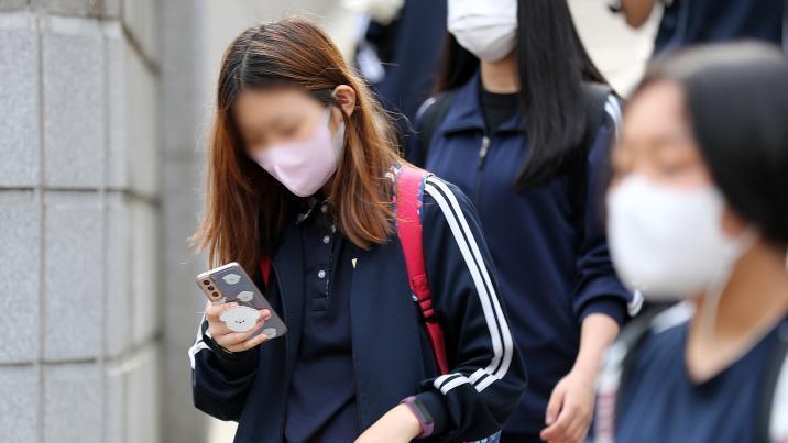 “주말엔 벽이나 보라고요?”…英 16세 미만 SNS 금지에 학생들 집단 반발