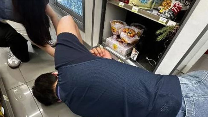 바닥에 바짝 엎드린 편의점 직원…일본인 뭉클한 사연
