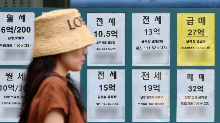 서울 전세수급 5년 4개월만에 최악…세입자 절반 ‘재계약 버티기’