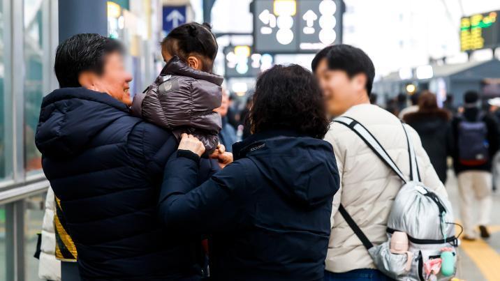 국민 16%만 ‘결혼은 필수’…“생활 밀착형 정책 모색해야”