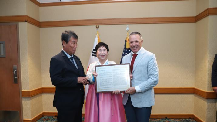 한미동맹친선協, 롬바르도 美 2사단장에 ‘노창수’ 한국이름 선물