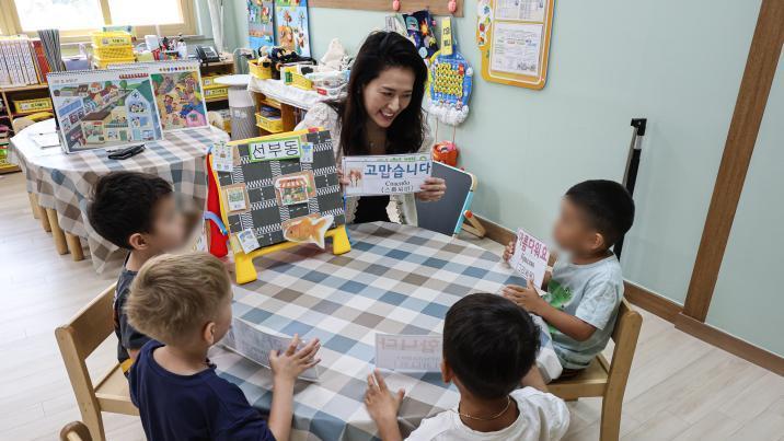‘유보통합 3법’ 국회서 발목… 예산 못 받은 다문화 학급 ‘번역기 수업’