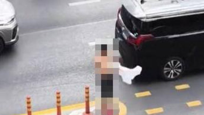방콕 도로 한복판서 상의 벗고 ‘교통정리’…50대 한국인 남성 체포
