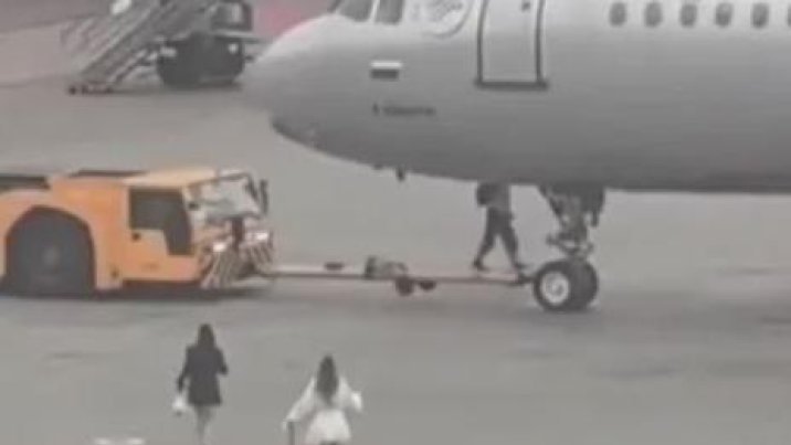 “우리 좀 태워줘!”…탑승 지각한 여성들 러 활주로 난입 소동