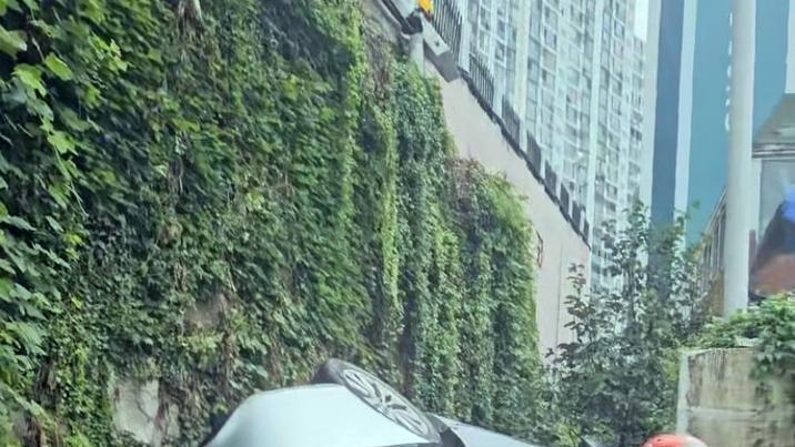 아파트 주차장 난간 뚫고 차량 3m 아래 추락…80대 운전자 병원 이송