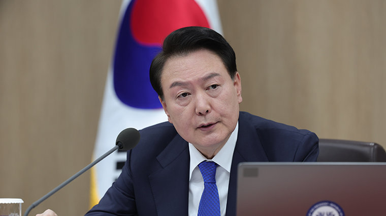 尹 “민생 어려움에 마음 무거워”…취임 2주년 회견
