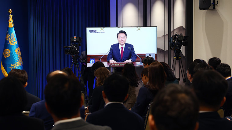 尹 “민생 어려움에 마음 무거워”…취임 2주년 회견