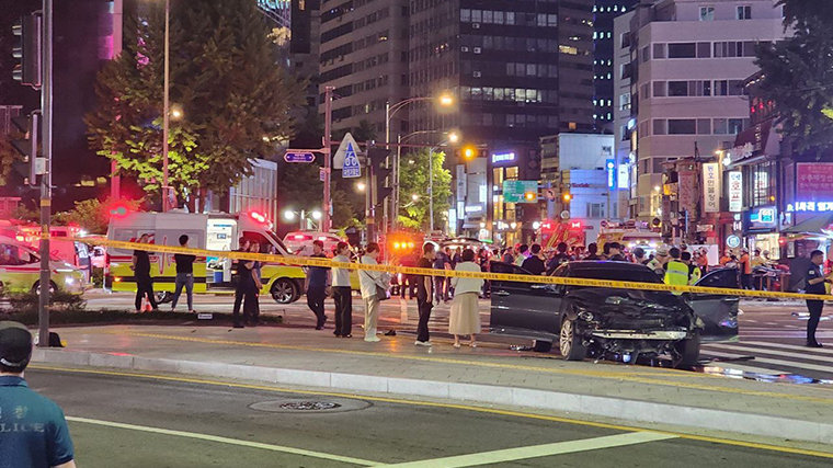서울광장 앞 역주행車, 인도로 돌진… 9명 사망
