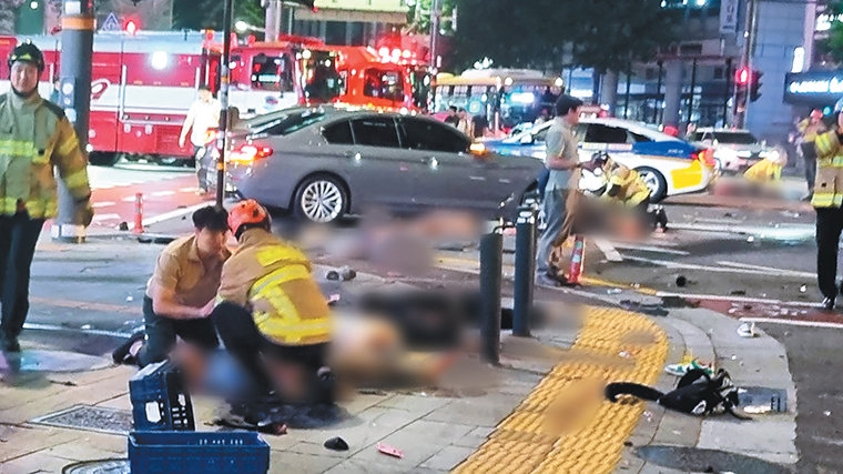 서울광장 앞 역주행車, 인도로 돌진… 9명 사망
