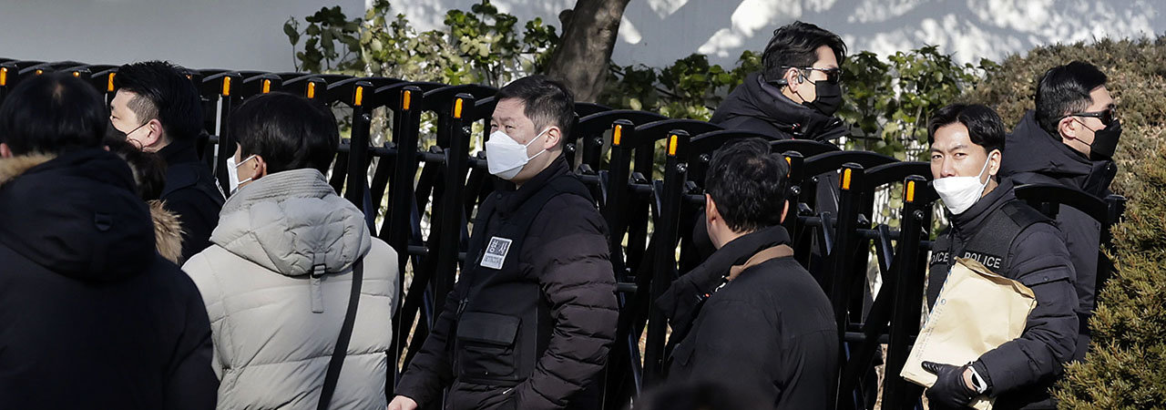 공수처 “군인·경호처 200명, 겹겹이 벽 쌓고 막아…몸싸움도”