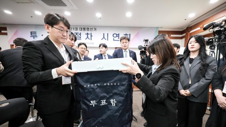 논란 줄잇는 사전투표…“미리 신고한 사람만 허용” 대안도