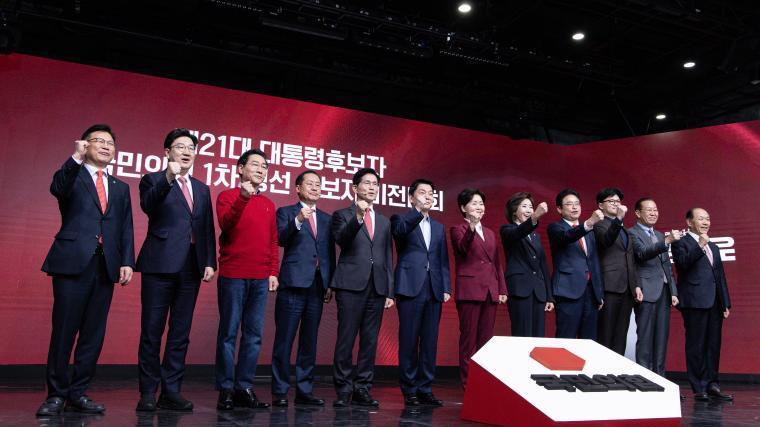 탄핵 2주 지나도록, ‘尹의 수렁’ 못 벗어난 국민의힘