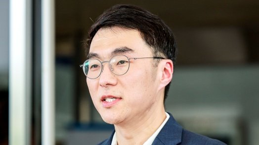 “형·누나는 민주당 언어풍토” “돌 함께 맞겠다”…與, 김남국 두둔