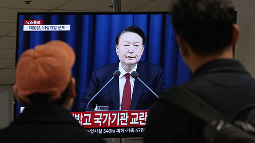 시대를 가르는 두 장의 계엄 사진…코트에 숨긴 카메라 vs SNS