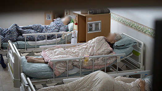 ‘치매머니 사냥’ 요양원도 휩쓸어…통장 텅 비어 간식비도 못내