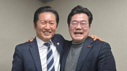 멀어졌던 정청래-박찬대, 5달만에 왜 ‘심야 어깨동무’를 했나