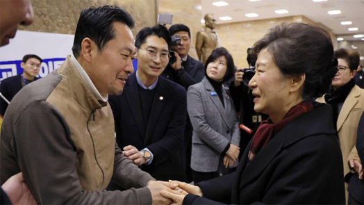 박근혜 손잡고 울먹인 장동혁 “더 큰 싸움 위해 단식 중단”