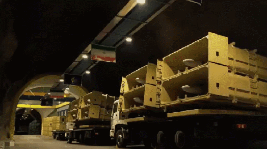 드론 수백대 줄지어…이란, 무기 터널 공개 ‘전쟁 능력’ 과시