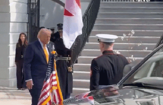 손 내민 트럼프 품에…‘와락’ 안긴 다카이치