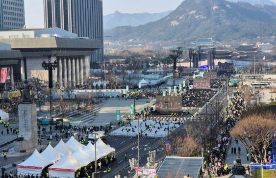 BTS가 말하는 컴백 공연 포인트…“광화문 상징 살리는 ‘오픈형 큐브’”